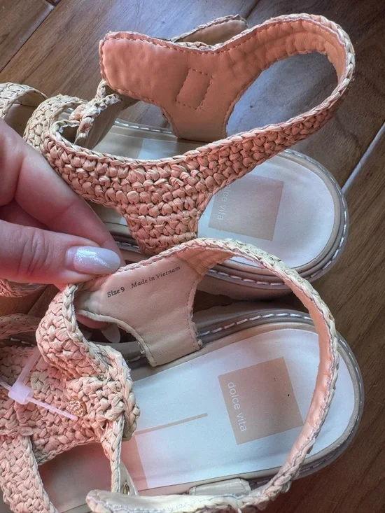 NWT Dolce Vita Lasly Platform
Sandal Sz 9 (no original box) - Picture 13 of 14